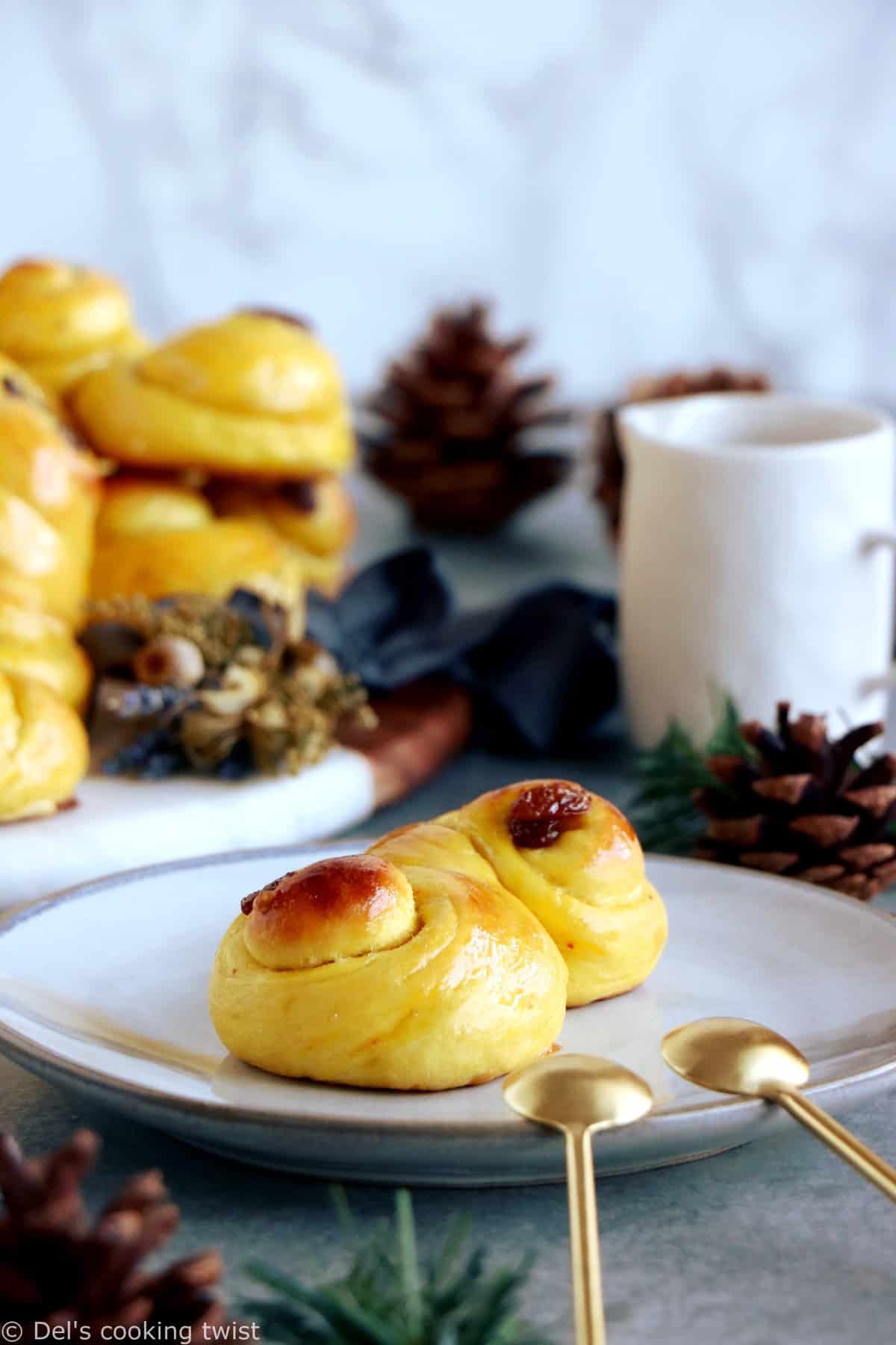 Les brioches suédoises au safran "Lussekatter" sont des petites brioches typiques de la Ste Lucie en Suède et plus généralement de la période qui précède Noël.