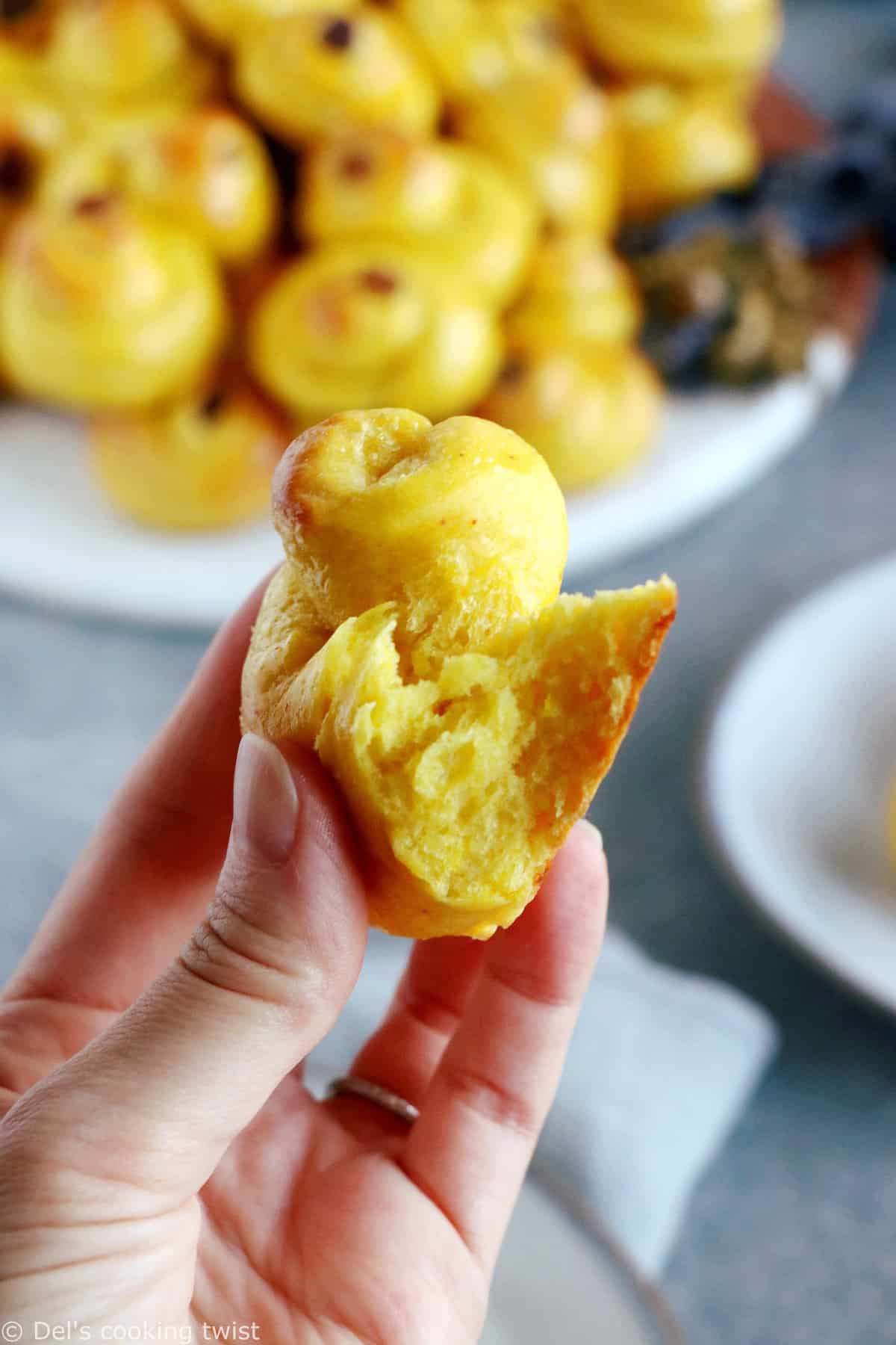 Les brioches suédoises au safran "Lussekatter" sont des petites brioches typiques de la Ste Lucie en Suède et plus généralement de la période qui précède Noël.