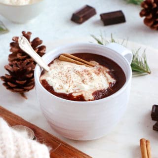 Le chocolat chaud à l'ancienne dévoile une texture riche, épaisse et onctueuse à souhait, avec une saveur intense en chocolat.