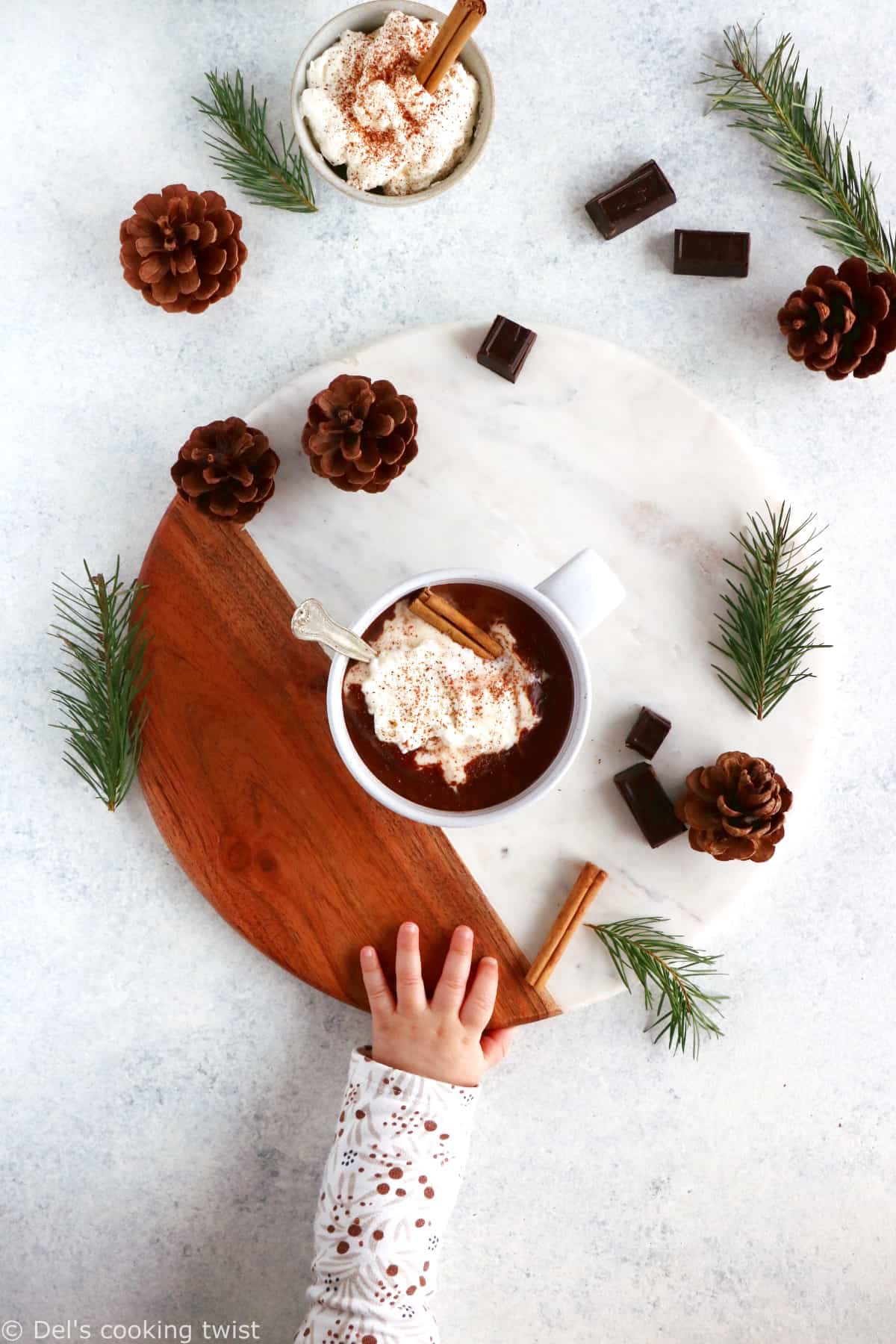 Le chocolat chaud à l'ancienne dévoile une texture riche, épaisse et onctueuse à souhait, avec une saveur intense en chocolat.
