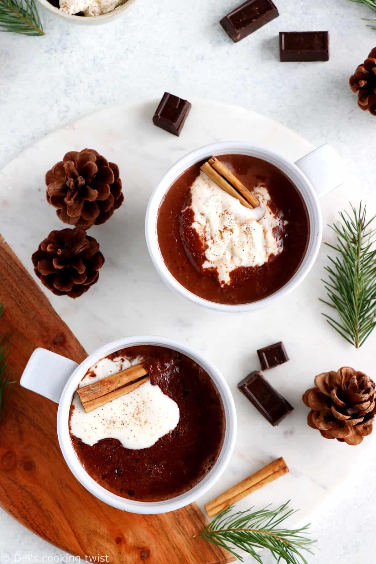 Le chocolat chaud à l'ancienne dévoile une texture riche, épaisse et onctueuse à souhait, avec une saveur intense en chocolat.