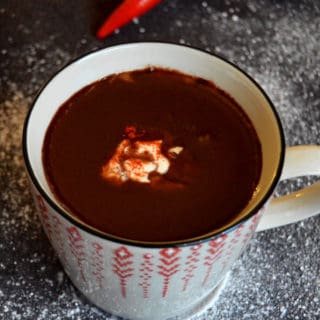 Ce chocolat chaud onctueux au chili est riche et crémeux à souhait, et vous plonge dans un univers réconfortant aux milles délices.