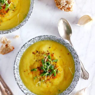 Easy and delicious curried leek potato soup, prepared with 5 ingredients only, and packed with warm, comforting flavors.