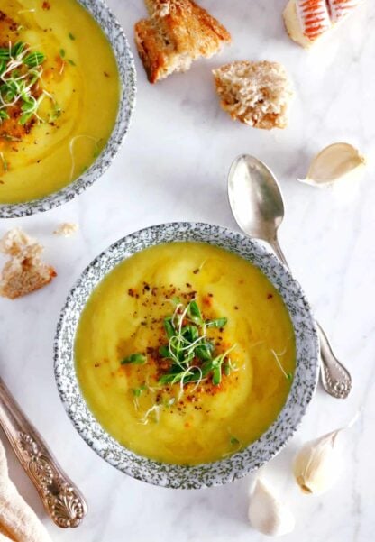 Easy and delicious curried leek potato soup, prepared with 5 ingredients only, and packed with warm, comforting flavors.