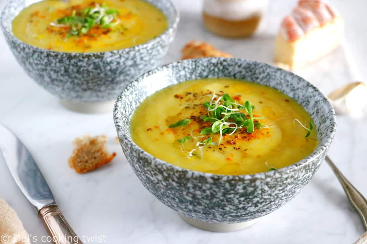 La soupe de poireaux et pommes de terre au curry est une recette ultra-simple, avec seulement 5 ingrédients.