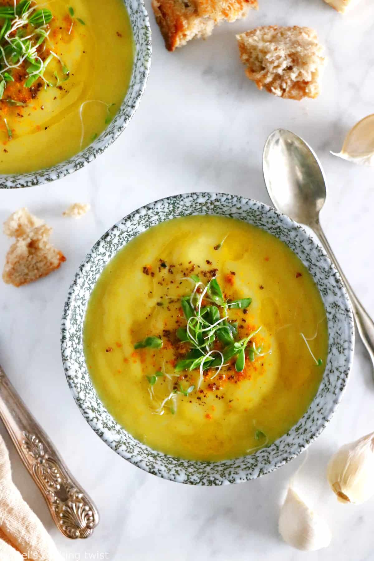 Easy and delicious curried leek potato soup, prepared with 5 ingredients only, and packed with warm, comforting flavors.