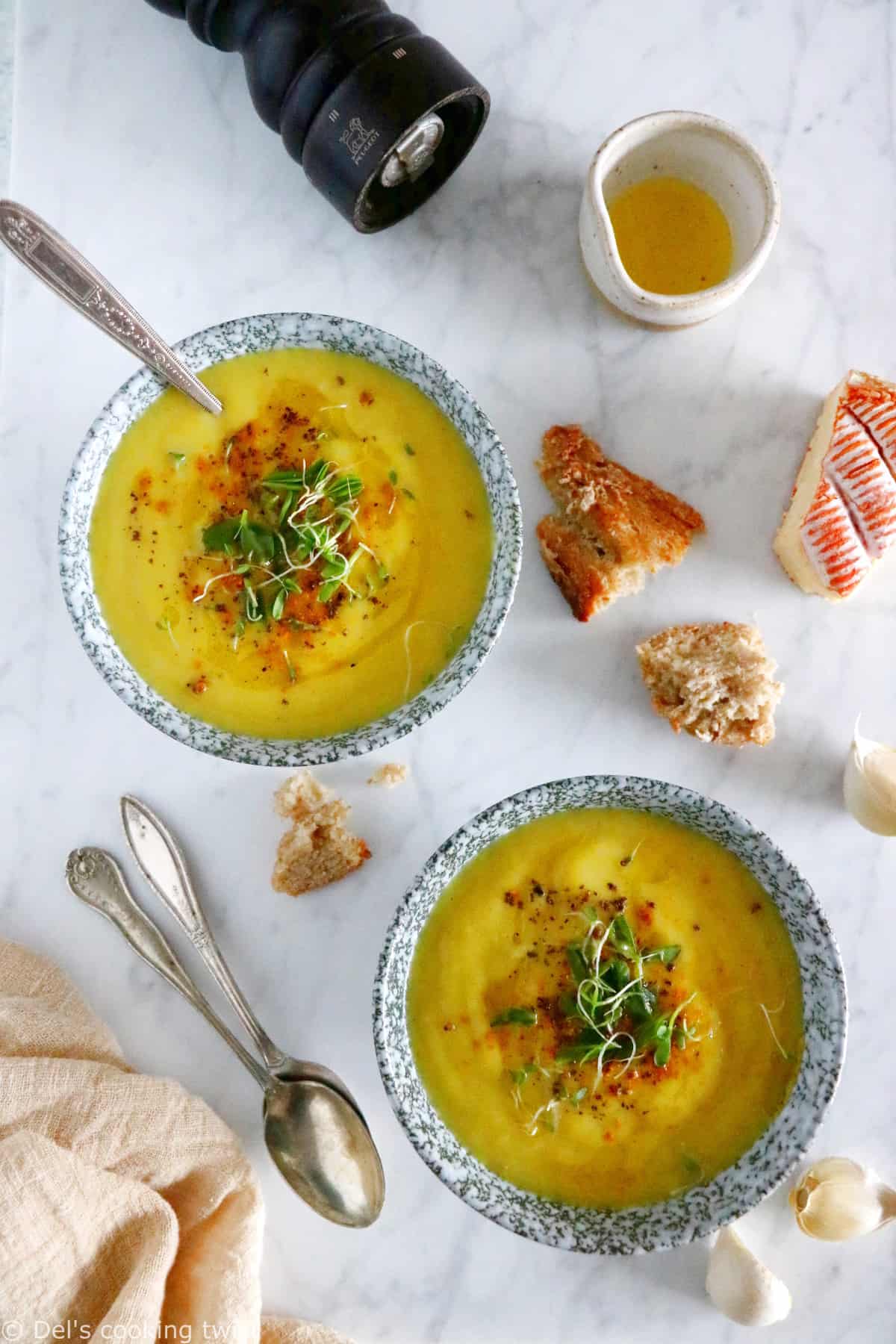 La soupe de poireaux et pommes de terre au curry est une recette ultra-simple, avec seulement 5 ingrédients.