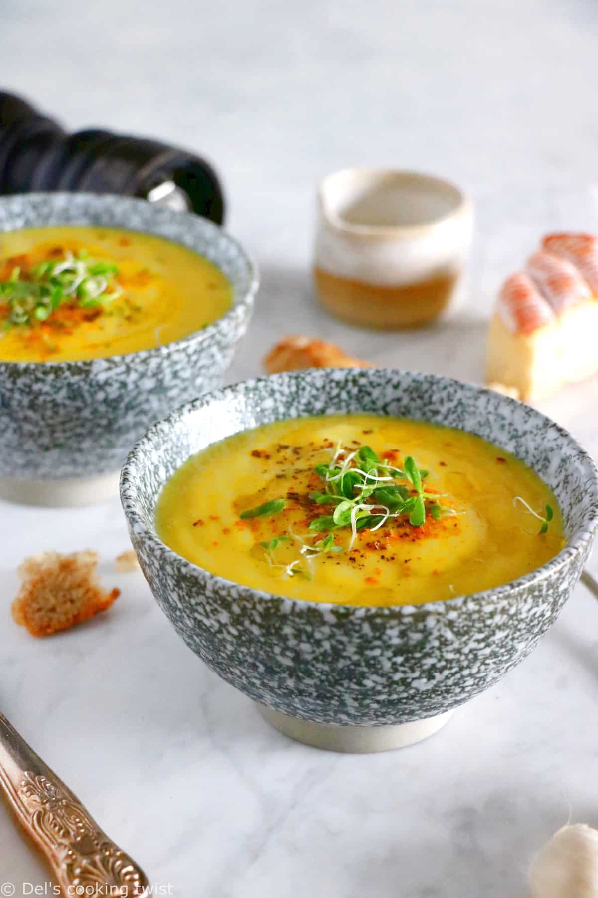 Easy and delicious curried leek potato soup, prepared with 5 ingredients only, and packed with warm, comforting flavors.