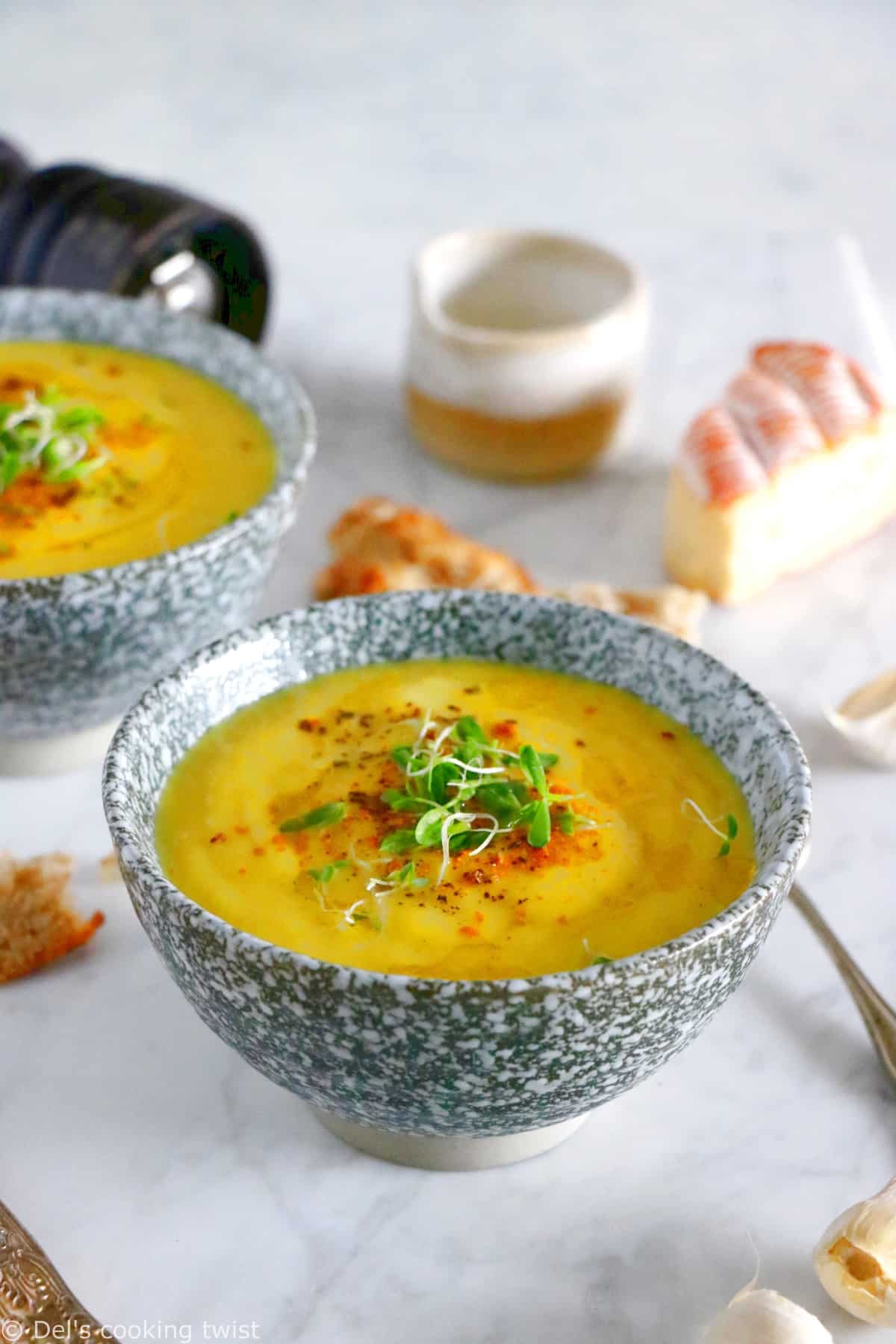 Easy and delicious curried leek potato soup, prepared with 5 ingredients only, and packed with warm, comforting flavors.