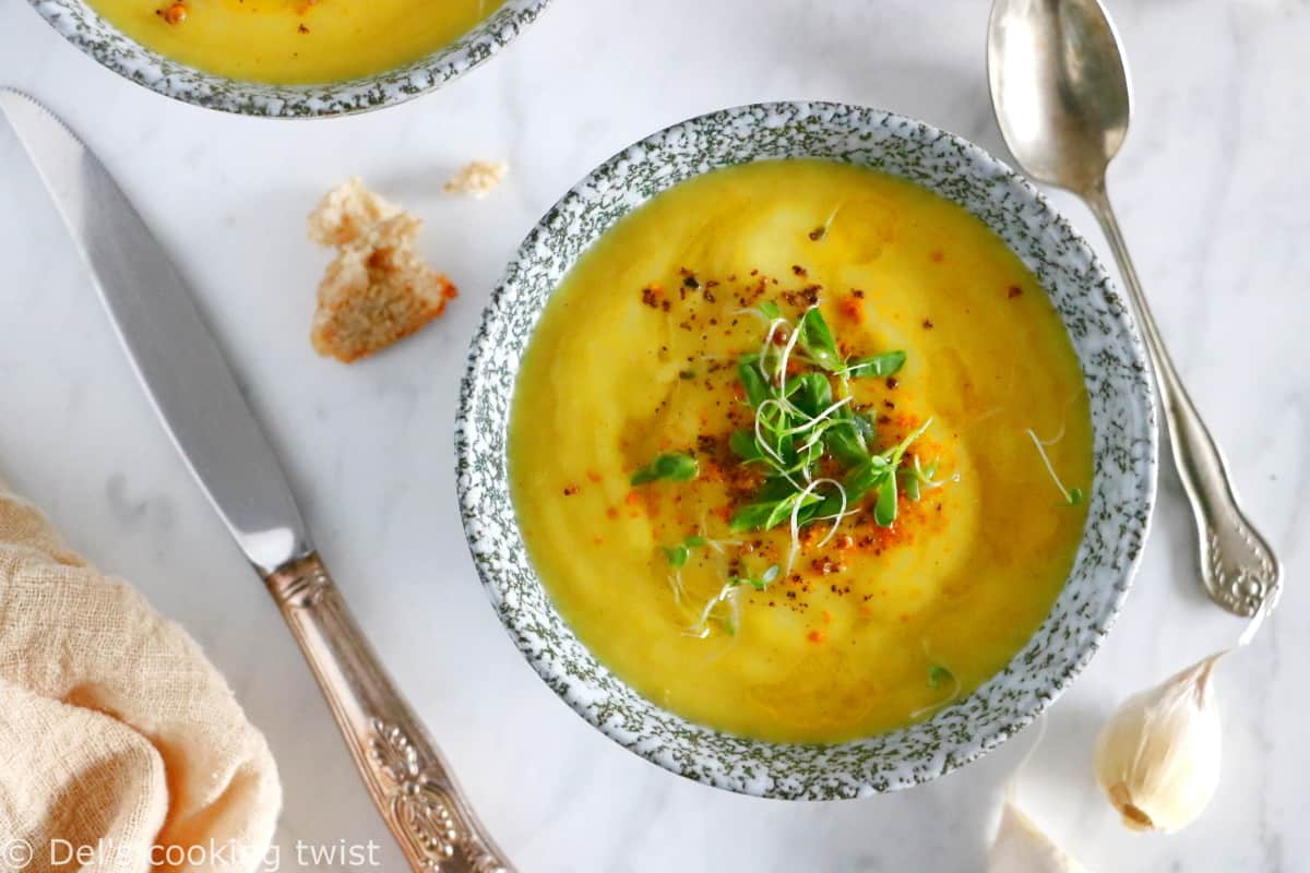 La soupe de poireaux et pommes de terre au curry est une recette ultra-simple, avec seulement 5 ingrédients.