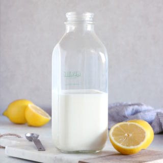 Vous êtes-vous déjà demandé comment faire du babeurre maison (buttermilk) ? Avec seulement 2 ingrédients, cette recette ultra-rapide et simplissime est un basique à connaître en pâtisserie.