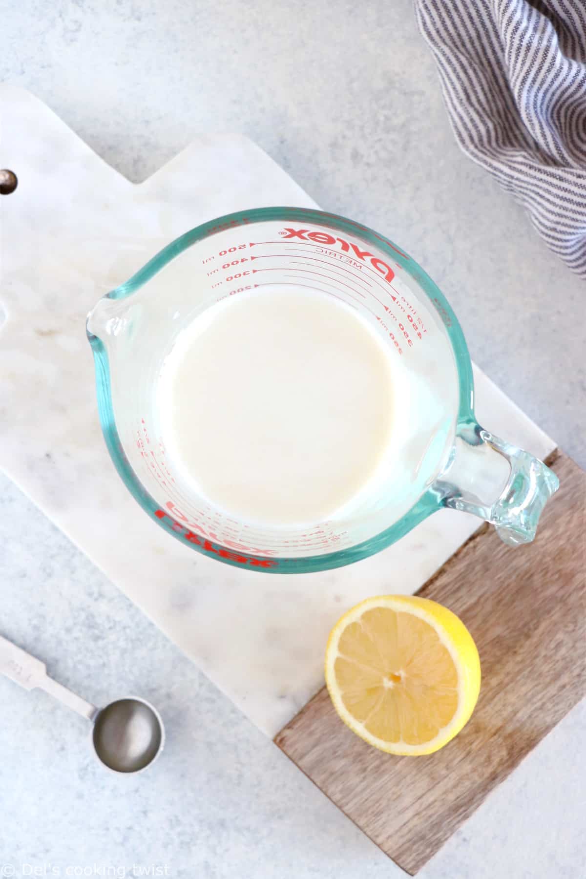 Vous êtes-vous déjà demandé comment faire du babeurre maison (buttermilk) ? Avec seulement 2 ingrédients, cette recette ultra-rapide et simplissime est un basique à connaître en pâtisserie.