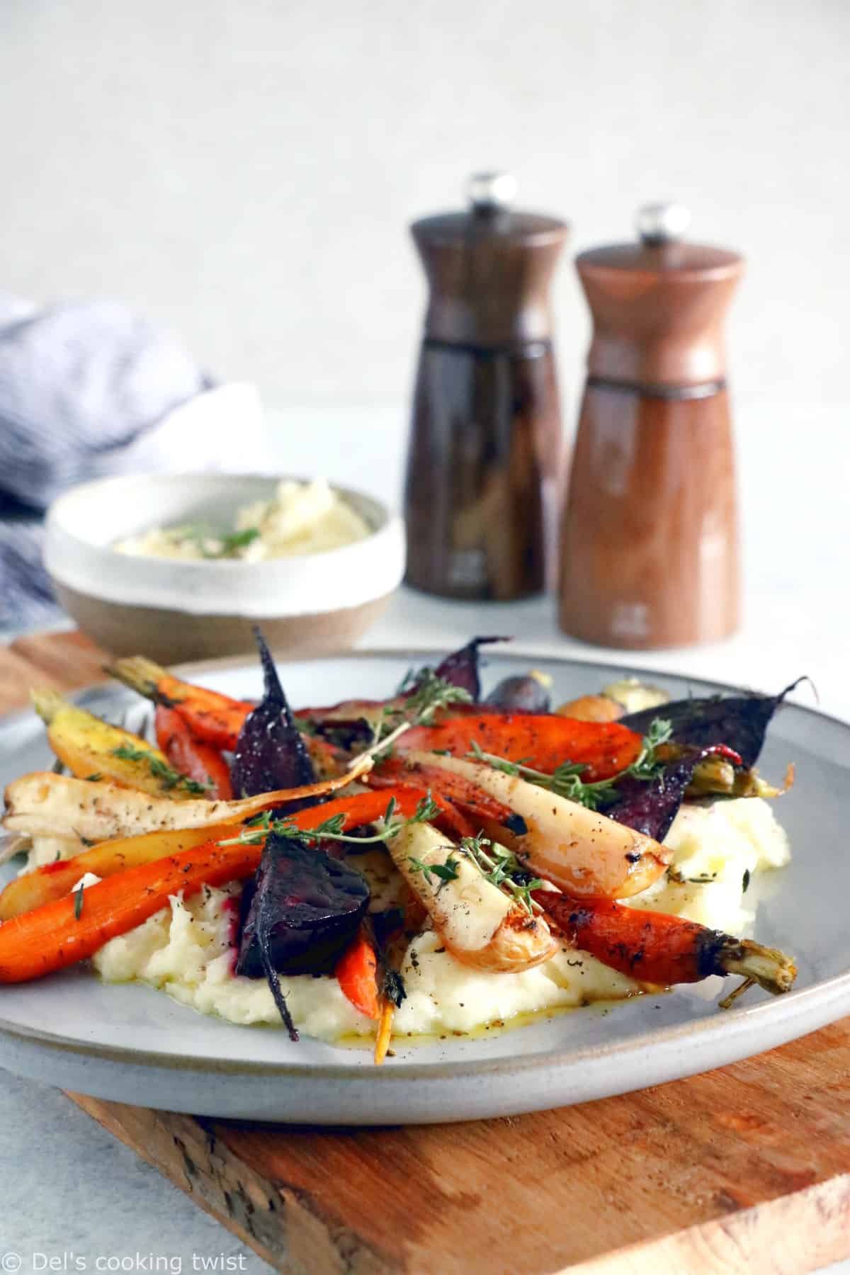 Ces légumes racines rôtis à l’érable sur un lit de purée de panais vous feront redécouvrir les saveurs d'antant.