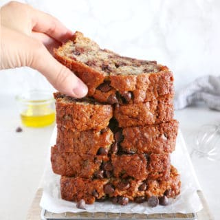 L'utilisation de l'huile d'olive apporte un moelleux exceptionnel à ce banana bread à l'huile d'olive et aux pépites de chocolat.