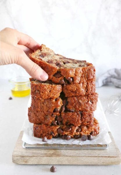 L'utilisation de l'huile d'olive apporte un moelleux exceptionnel à ce banana bread à l'huile d'olive et aux pépites de chocolat.