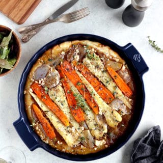 La tarte tatin aux panais, carottes et échalotes est un plat audacieux et tout en élégance qui fait honneur aux légumes d’hiver.