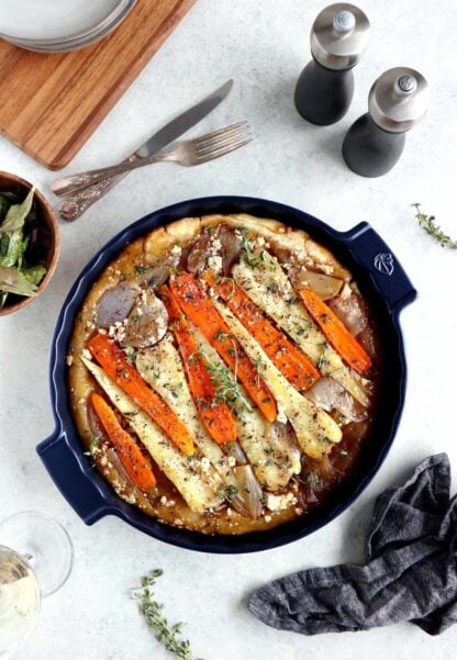 La tarte tatin aux panais, carottes et échalotes est un plat audacieux et tout en élégance qui fait honneur aux légumes d’hiver.