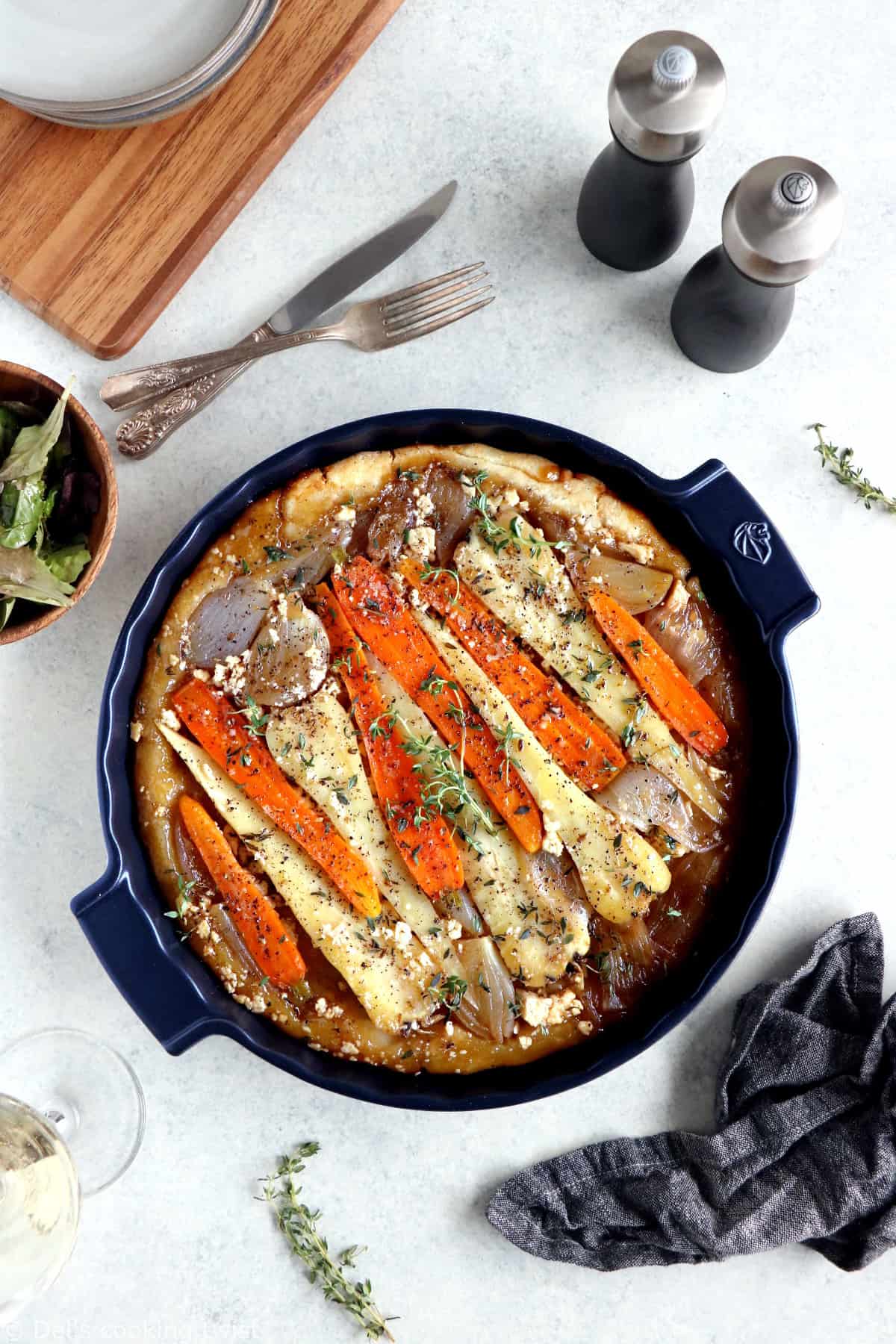 La tarte tatin aux panais, carottes et échalotes est un plat audacieux et tout en élégance qui fait honneur aux légumes d’hiver.