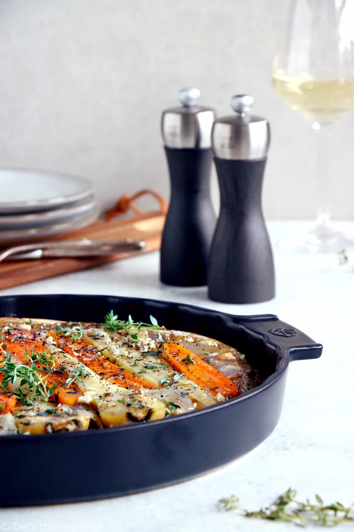 La tarte tatin aux panais, carottes et échalotes est un plat audacieux et tout en élégance qui fait honneur aux légumes d’hiver.