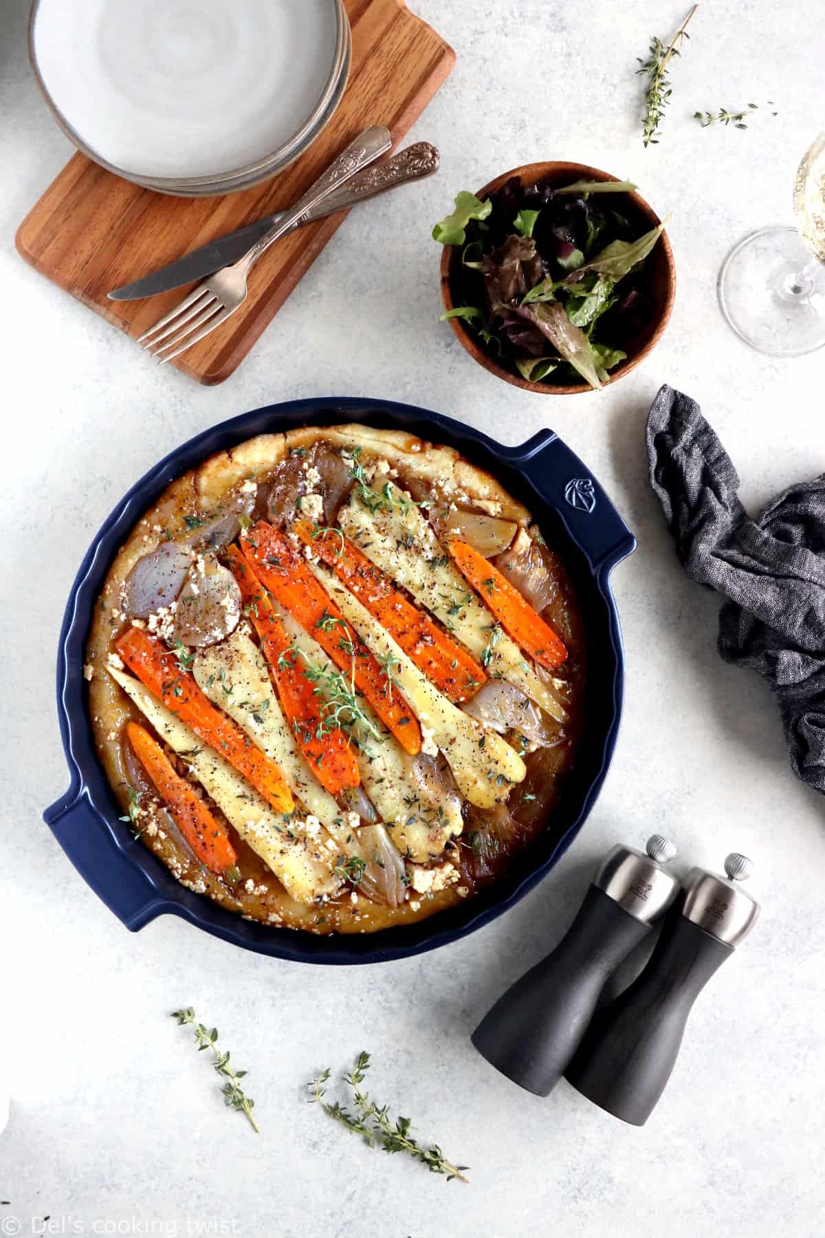 La tarte tatin aux panais, carottes et échalotes est un plat audacieux et tout en élégance qui fait honneur aux légumes d’hiver.