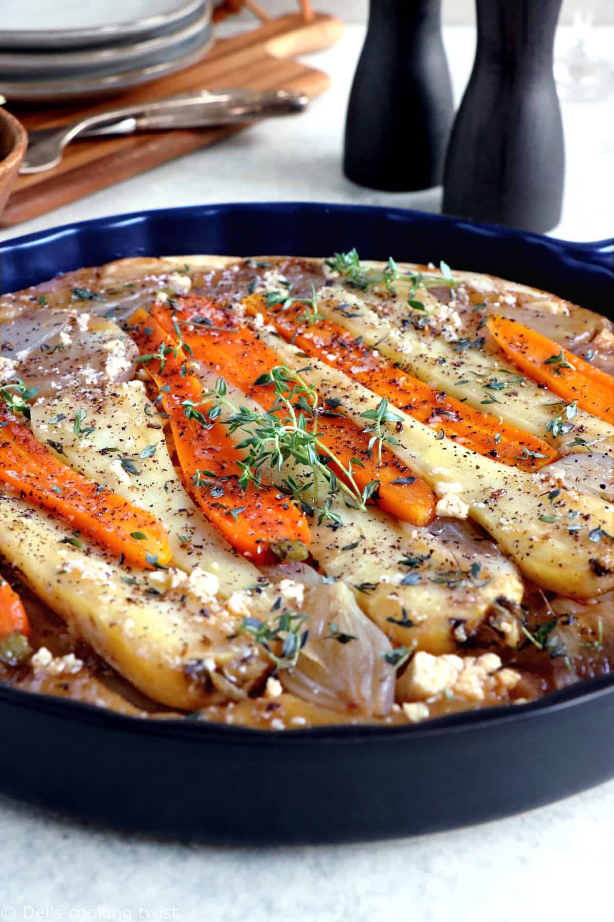 La tarte tatin aux panais, carottes et échalotes est un plat audacieux et tout en élégance qui fait honneur aux légumes d’hiver.