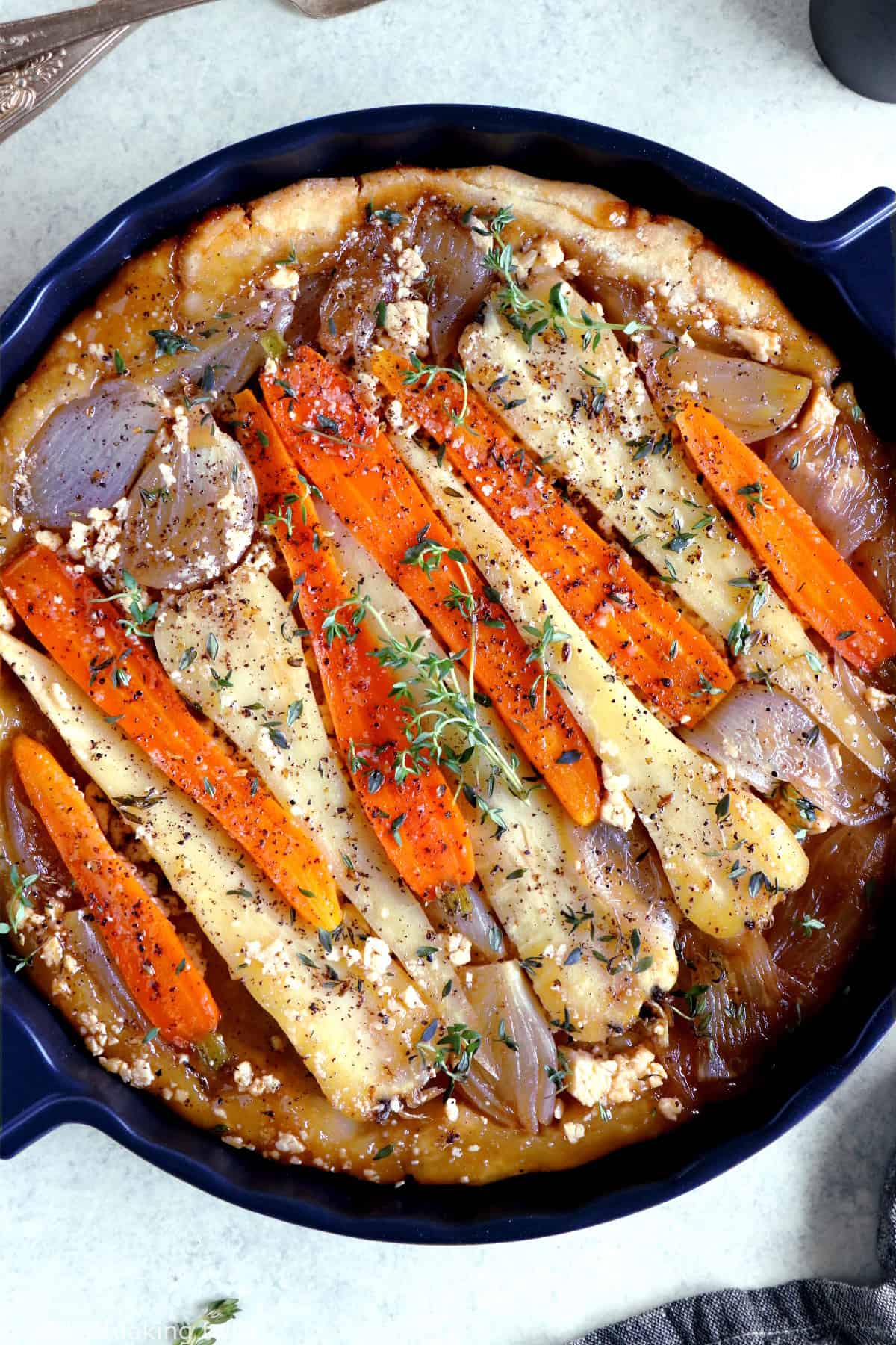 La tarte tatin aux panais, carottes et échalotes est un plat audacieux et tout en élégance qui fait honneur aux légumes d’hiver.