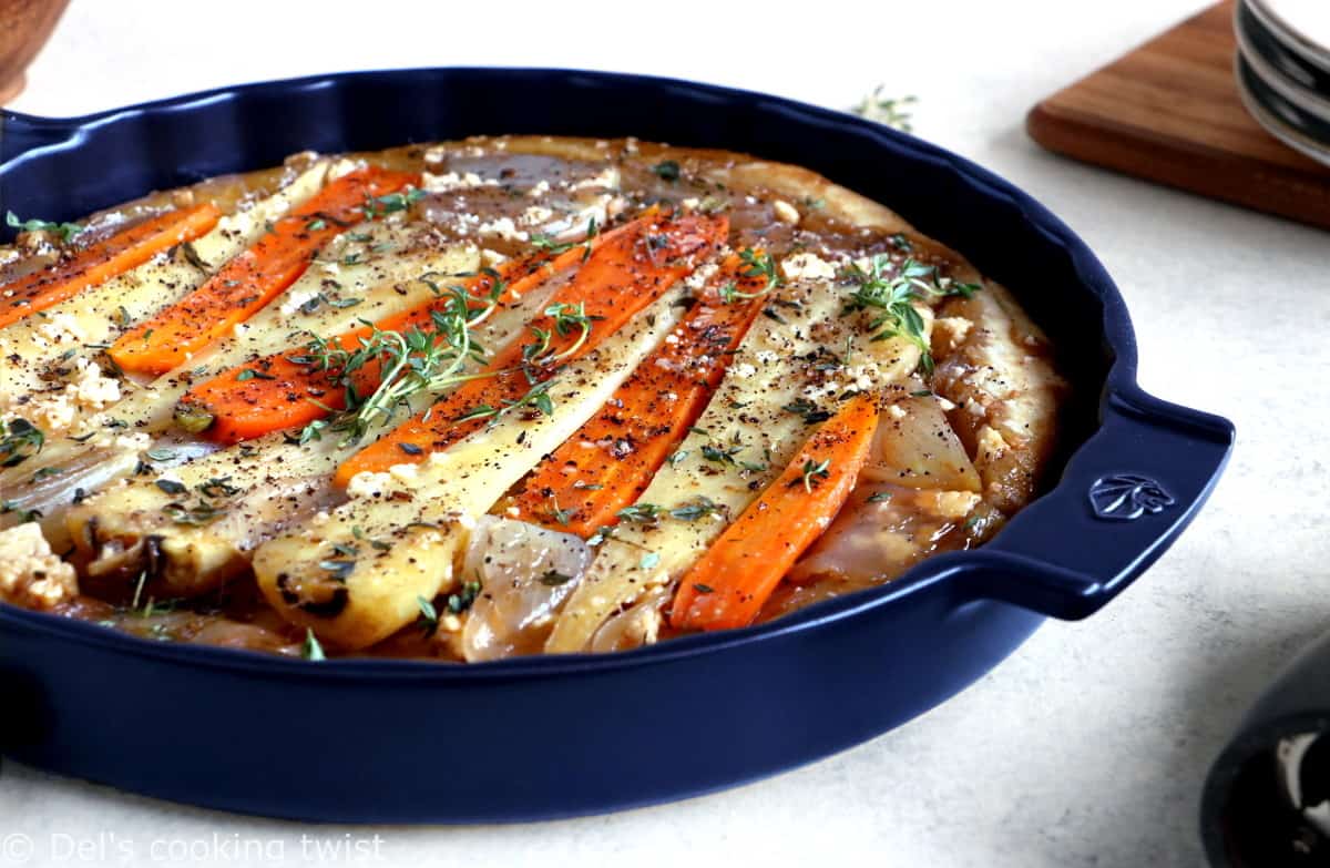 La tarte tatin aux panais, carottes et échalotes est un plat audacieux et tout en élégance qui fait honneur aux légumes d’hiver.