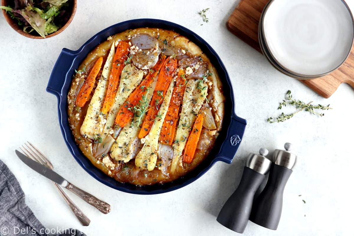 La tarte tatin aux panais, carottes et échalotes est un plat audacieux et tout en élégance qui fait honneur aux légumes d’hiver.