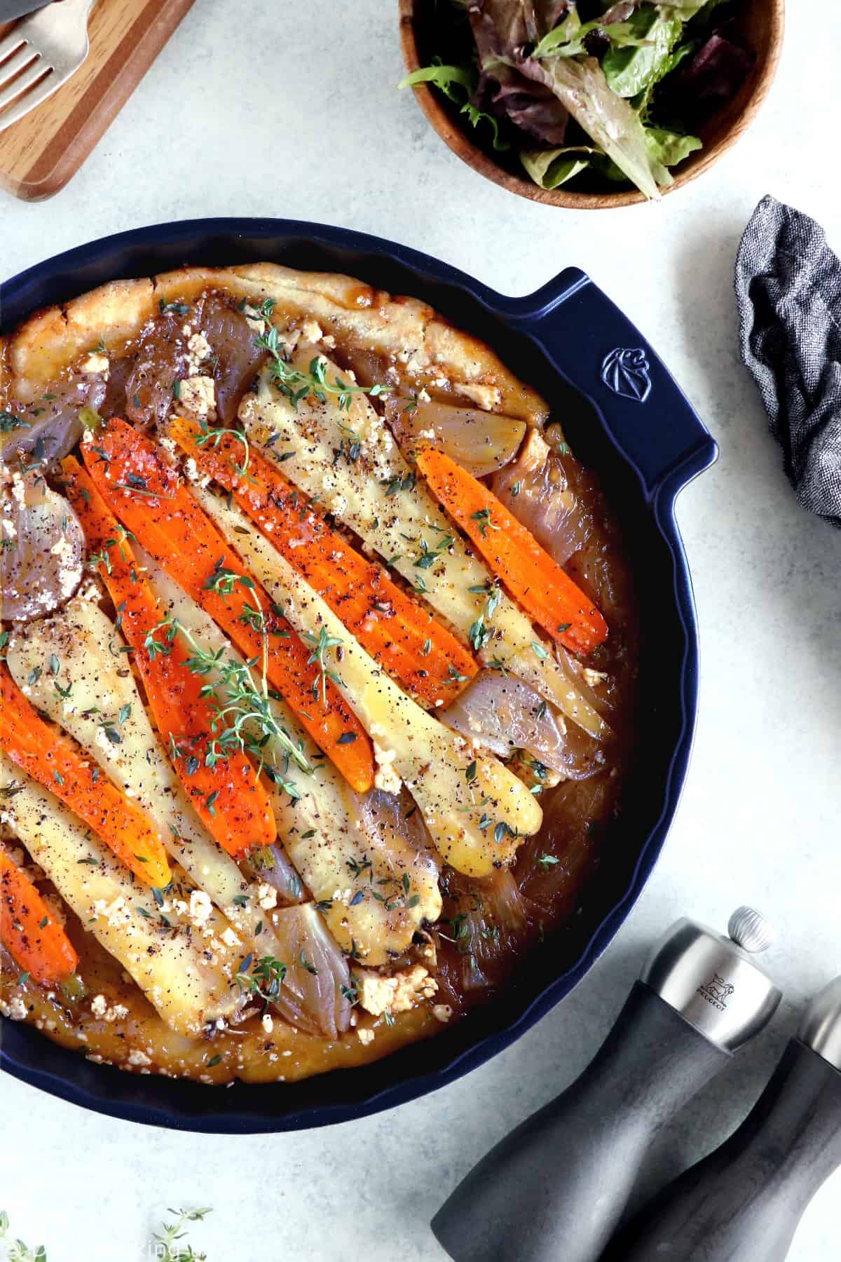 La tarte tatin aux panais, carottes et échalotes est un plat audacieux et tout en élégance qui fait honneur aux légumes d’hiver.