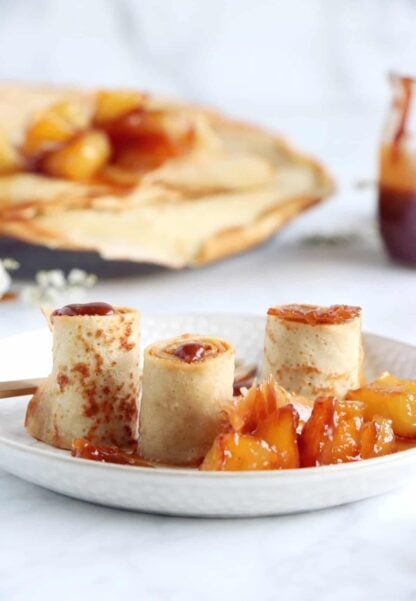 Ces roulés de crêpes au caramel au beurre salé et aux pommes caramélisées font un dessert d'exception servi à l'assiette, tout en demeurant relativement simple à réaliser.