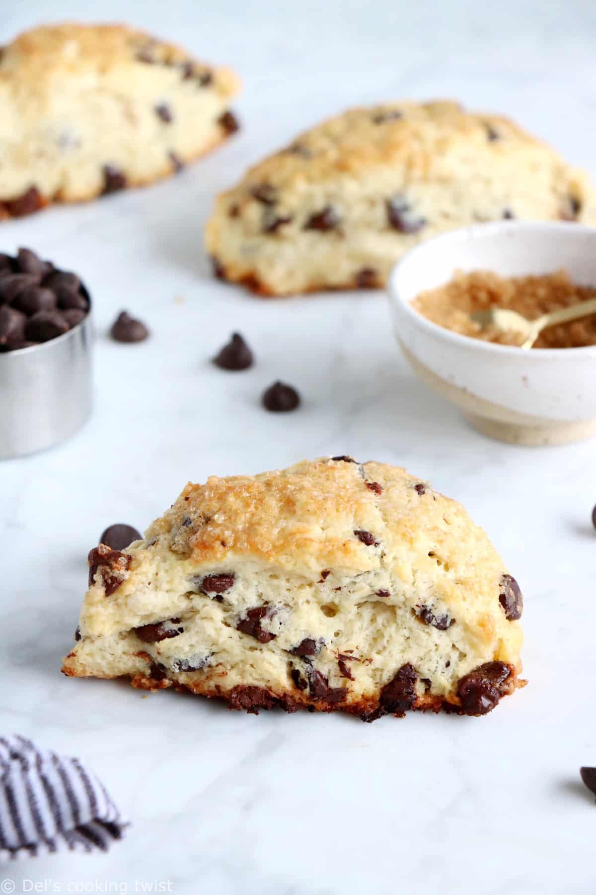 Délicieux scones aux pépites de chocolat, réalisés en seulement 15 minutes ! On y retrouve une pâte friable et croquante tout en étant moelleuse à l'intérieur, le tout garni de pépites de chocolat.