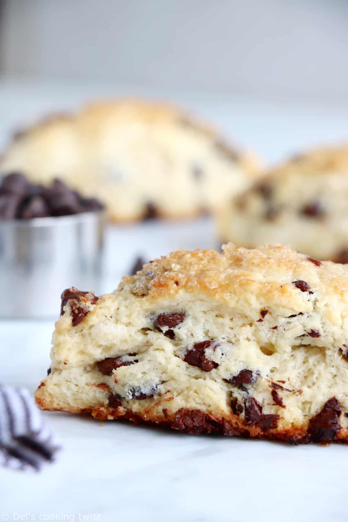 Délicieux scones aux pépites de chocolat, réalisés en seulement 15 minutes ! On y retrouve une pâte friable et croquante tout en étant moelleuse à l'intérieur, le tout garni de pépites de chocolat.