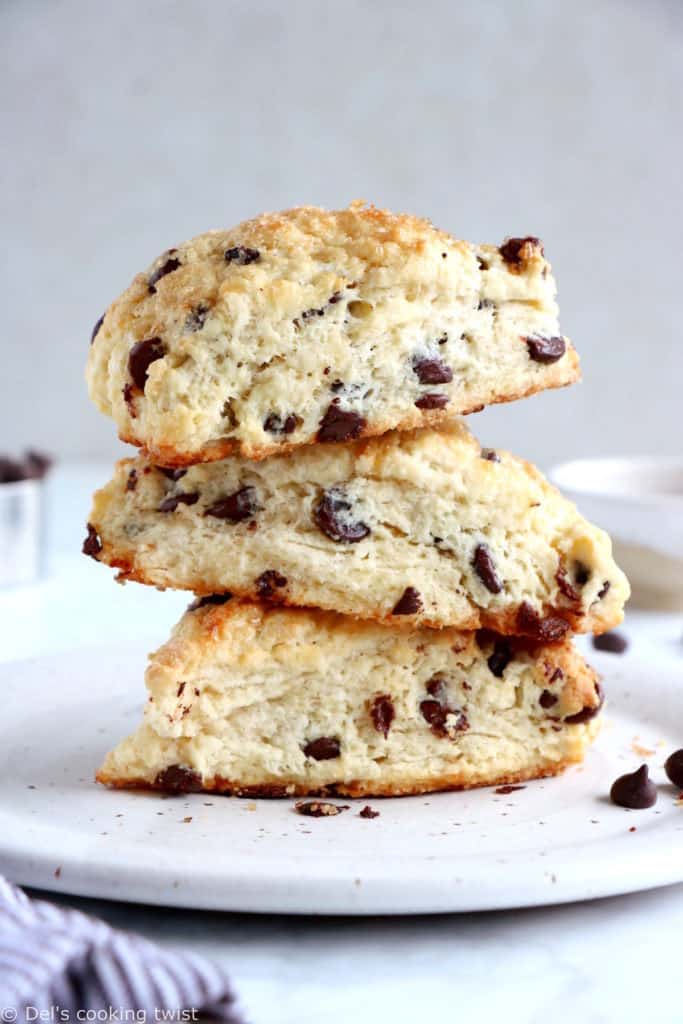 Délicieux scones aux pépites de chocolat, réalisés en seulement 15 minutes ! On y retrouve une pâte friable et croquante tout en étant moelleuse à l'intérieur, le tout garni de pépites de chocolat.