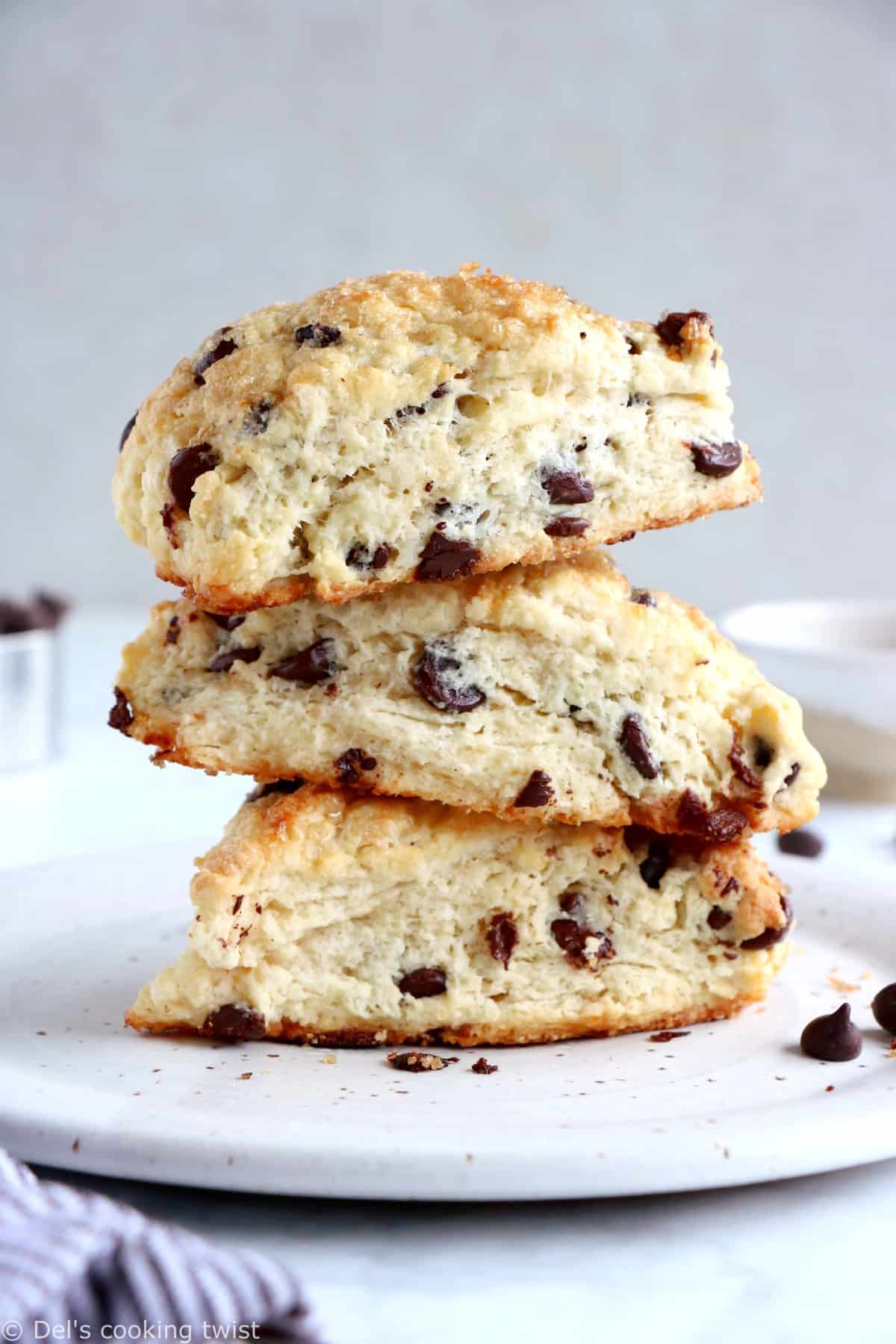 Délicieux scones aux pépites de chocolat, réalisés en seulement 15 minutes ! On y retrouve une pâte friable et croquante tout en étant moelleuse à l'intérieur, le tout garni de pépites de chocolat.