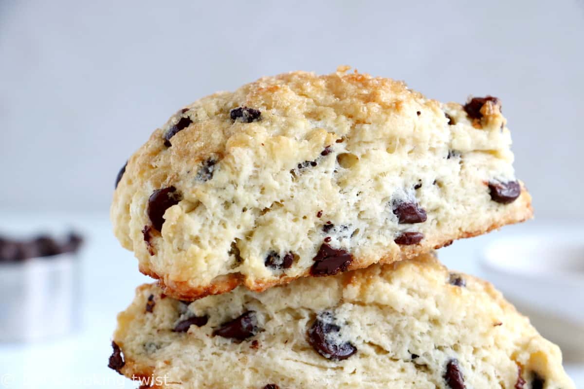 Délicieux scones aux pépites de chocolat, réalisés en seulement 15 minutes ! On y retrouve une pâte friable et croquante tout en étant moelleuse à l'intérieur, le tout garni de pépites de chocolat.