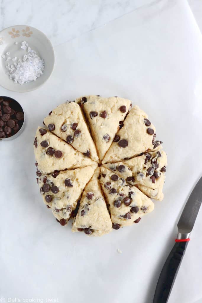 Délicieux scones aux pépites de chocolat, réalisés en seulement 15 minutes ! On y retrouve une pâte friable et croquante tout en étant moelleuse à l'intérieur, le tout garni de pépites de chocolat.