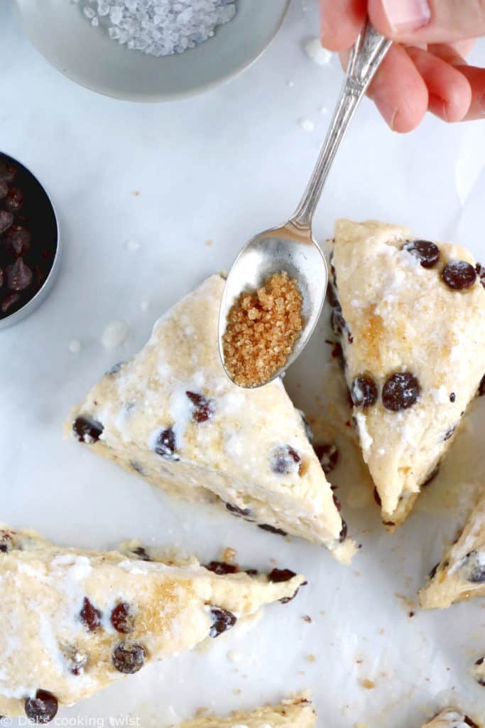 Délicieux scones aux pépites de chocolat, réalisés en seulement 15 minutes ! On y retrouve une pâte friable et croquante tout en étant moelleuse à l'intérieur, le tout garni de pépites de chocolat.