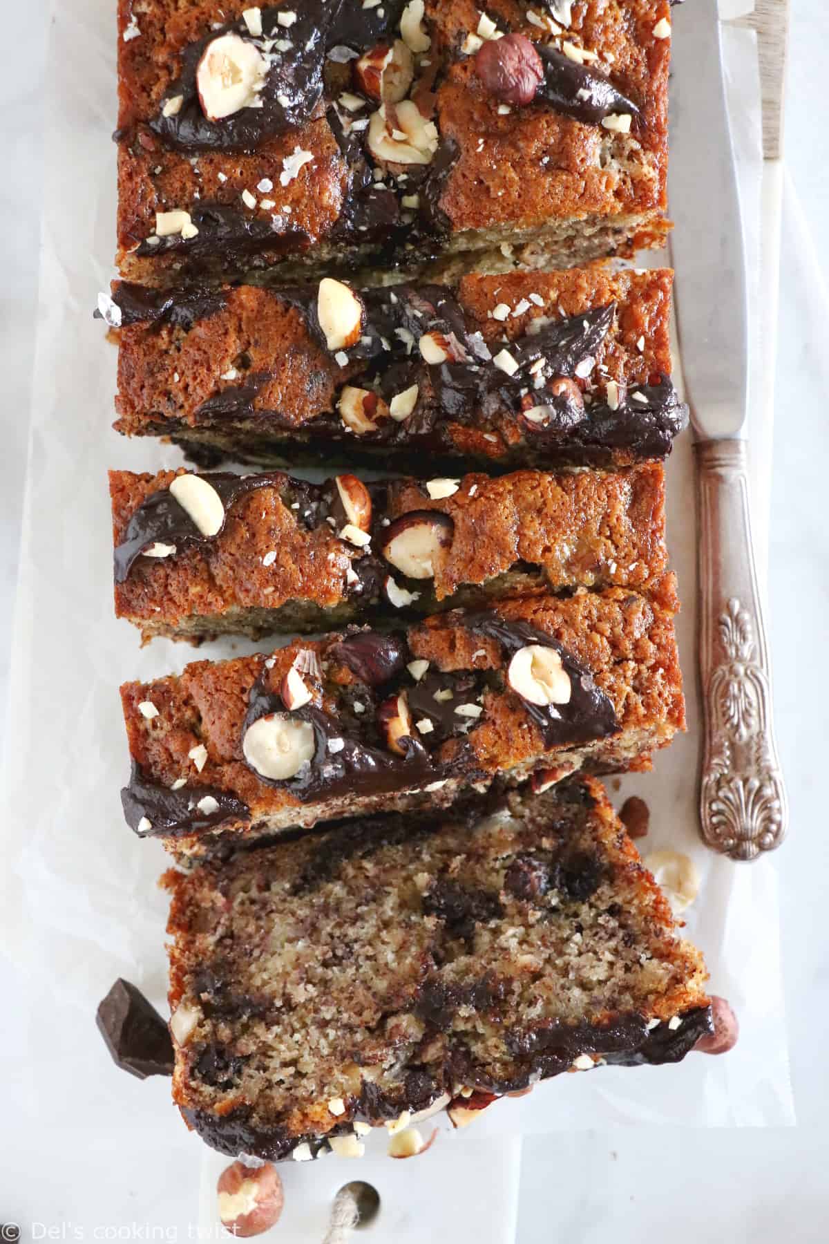 Hazelnut chocolate chunk banana bread is a very nutty banana bread prepared with hazelnut flour, toasted hazelnuts and chocolate chunks.