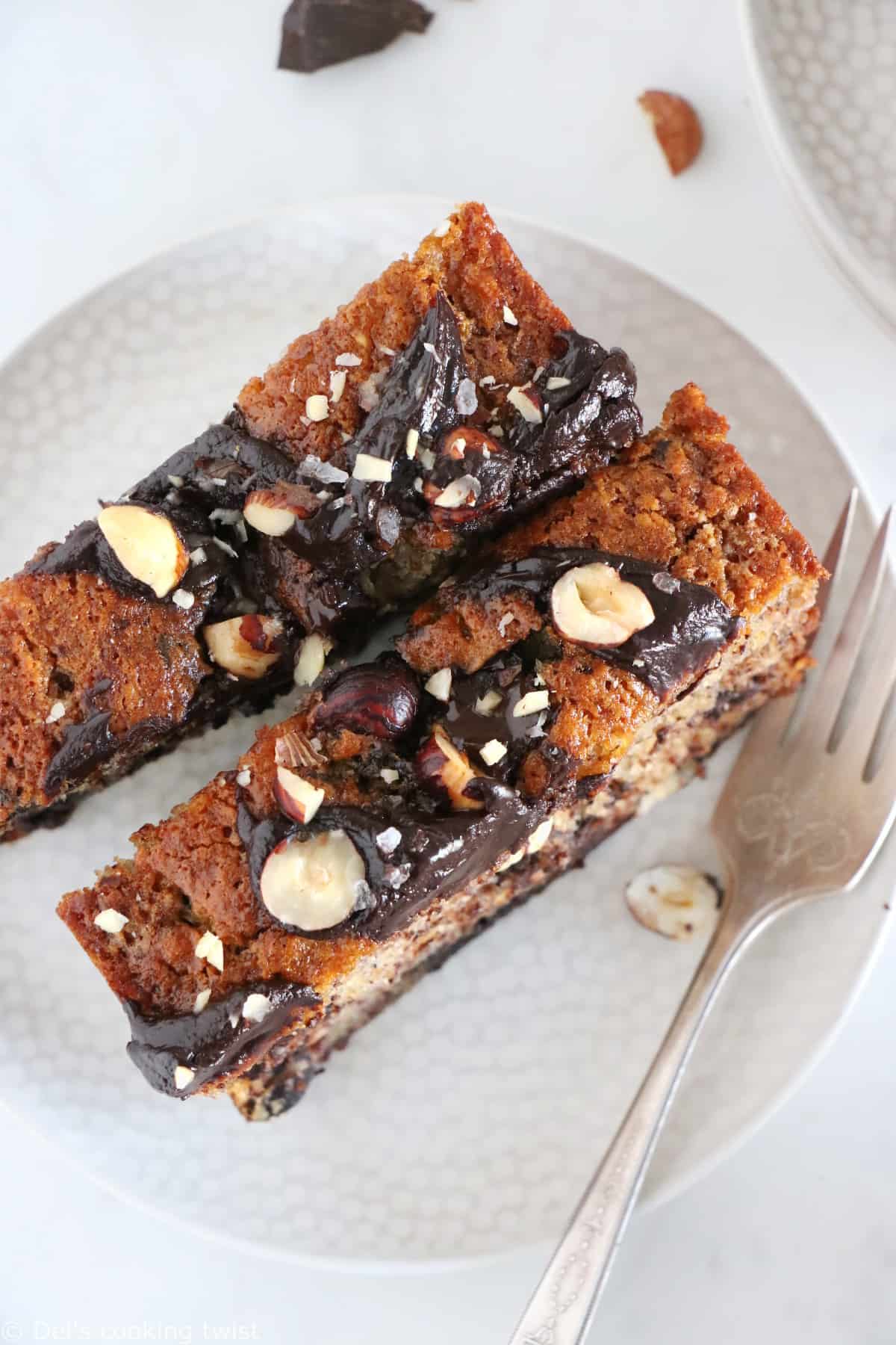 Hazelnut chocolate chunk banana bread is a very nutty banana bread prepared with hazelnut flour, toasted hazelnuts and chocolate chunks.