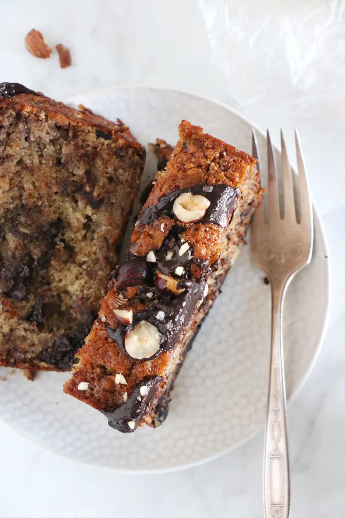 Hazelnut chocolate chunk banana bread is a very nutty banana bread prepared with hazelnut flour, toasted hazelnuts and chocolate chunks.