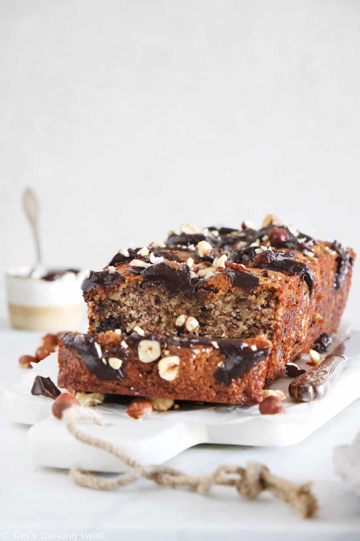 Hazelnut chocolate chunk banana bread is a very nutty banana bread prepared with hazelnut flour, toasted hazelnuts and chocolate chunks.