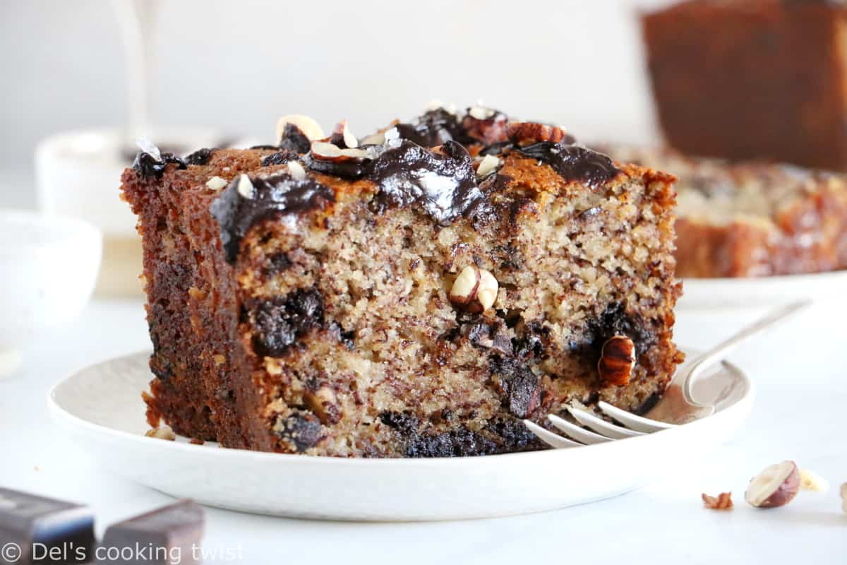 Hazelnut chocolate chunk banana bread is a very nutty banana bread prepared with hazelnut flour, toasted hazelnuts and chocolate chunks.