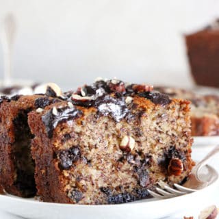 Hazelnut chocolate chunk banana bread is a very nutty banana bread prepared with hazelnut flour, toasted hazelnuts and chocolate chunks.