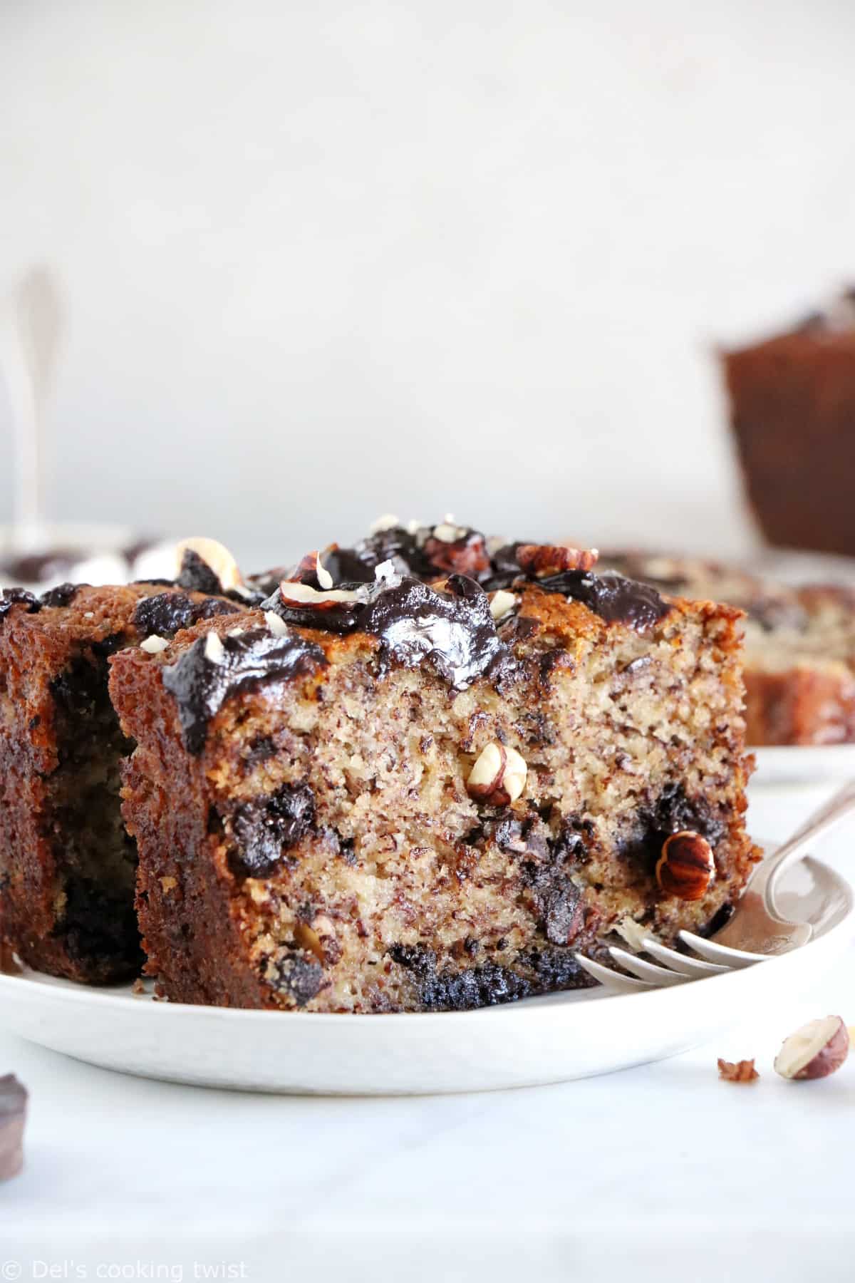 Hazelnut chocolate chunk banana bread is a very nutty banana bread prepared with hazelnut flour, toasted hazelnuts and chocolate chunks.