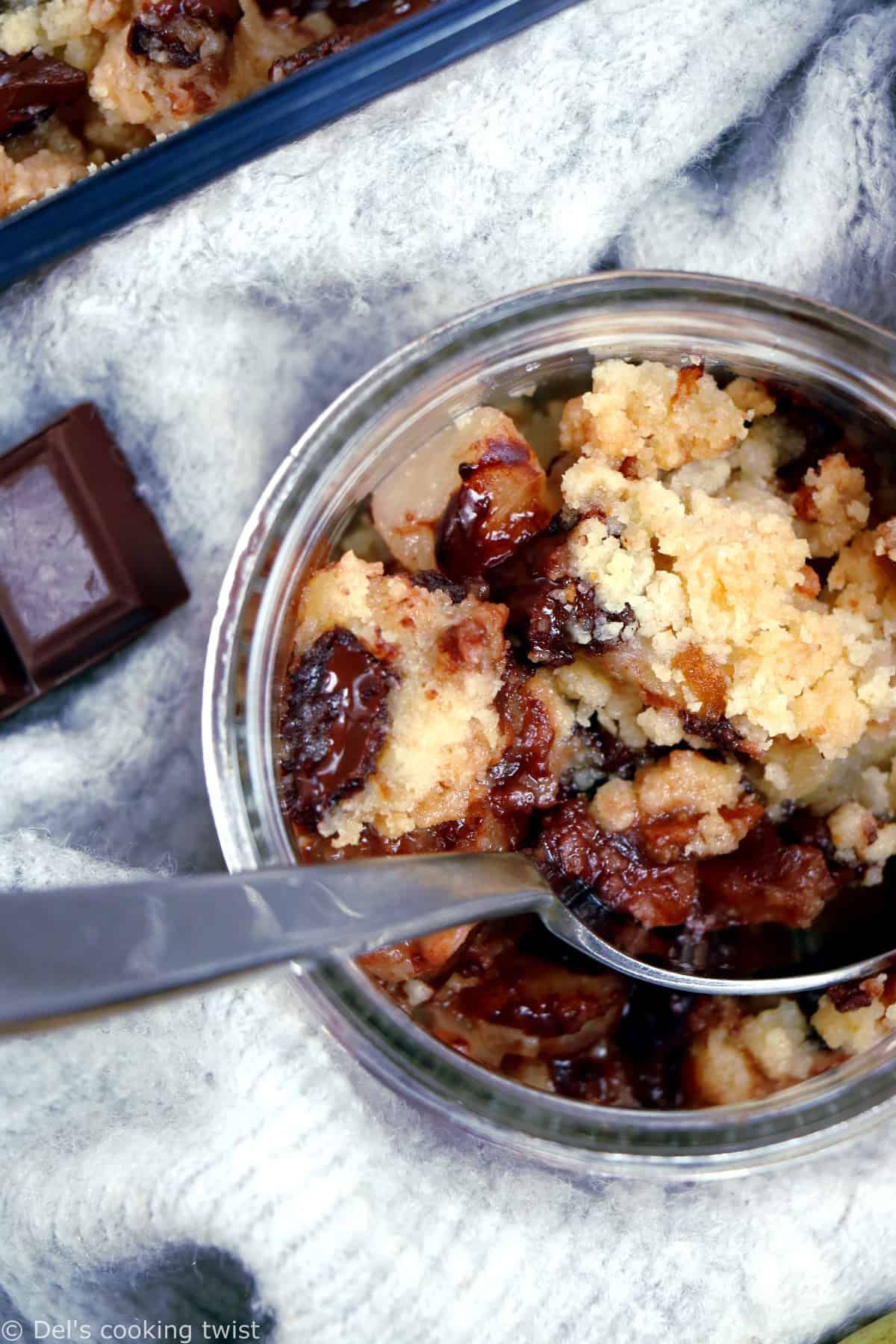 Ce crumble express poires chocolat figure en tête de mes desserts préférés. Avec juste quelques ingrédients de base, cette recette ultra-simple fonctionne à tous les coups et garantit un vrai moment de gourmandise.