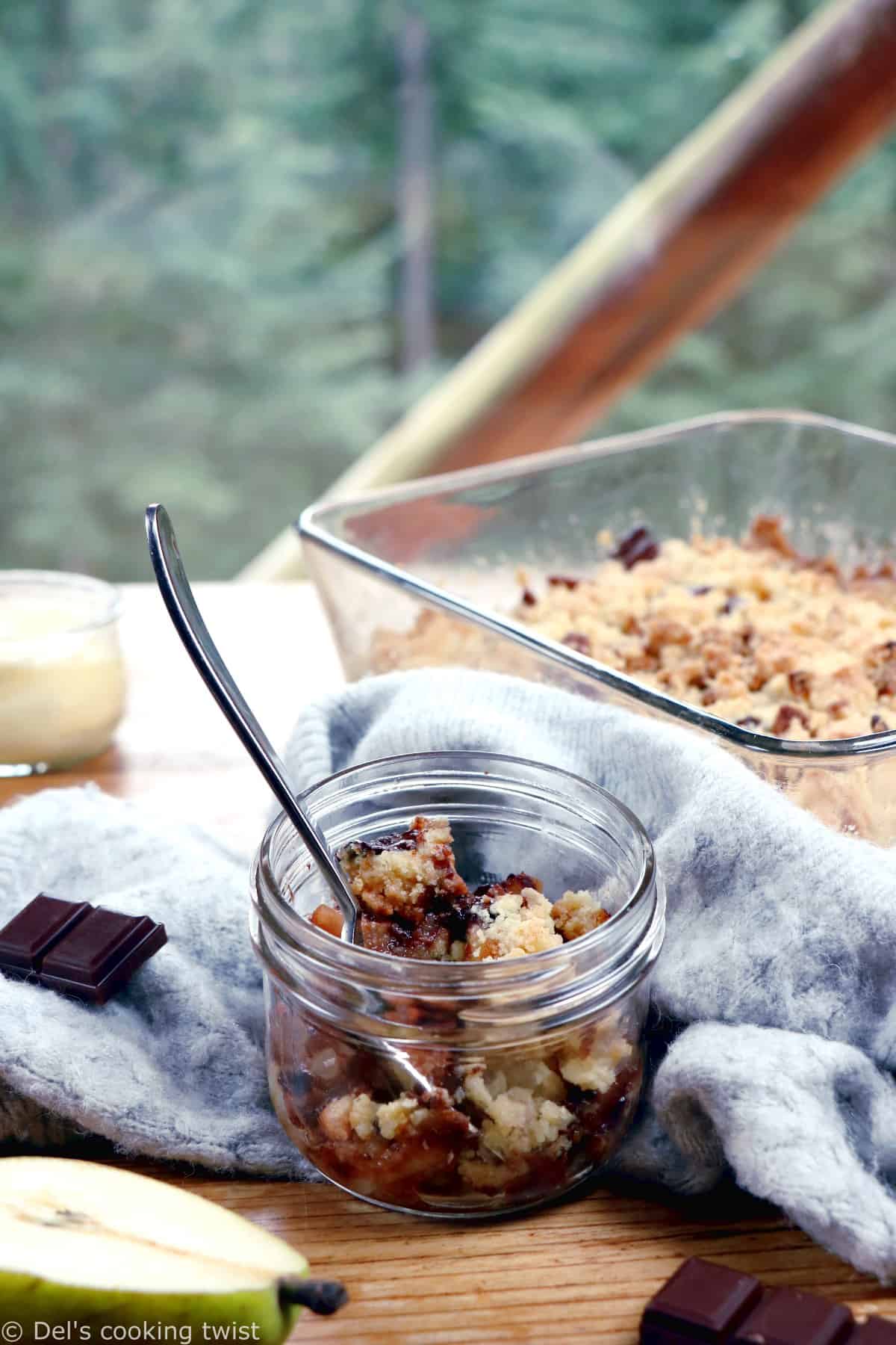 Ce crumble express poires chocolat figure en tête de mes desserts préférés. Avec juste quelques ingrédients de base, cette recette ultra-simple fonctionne à tous les coups et garantit un vrai moment de gourmandise.