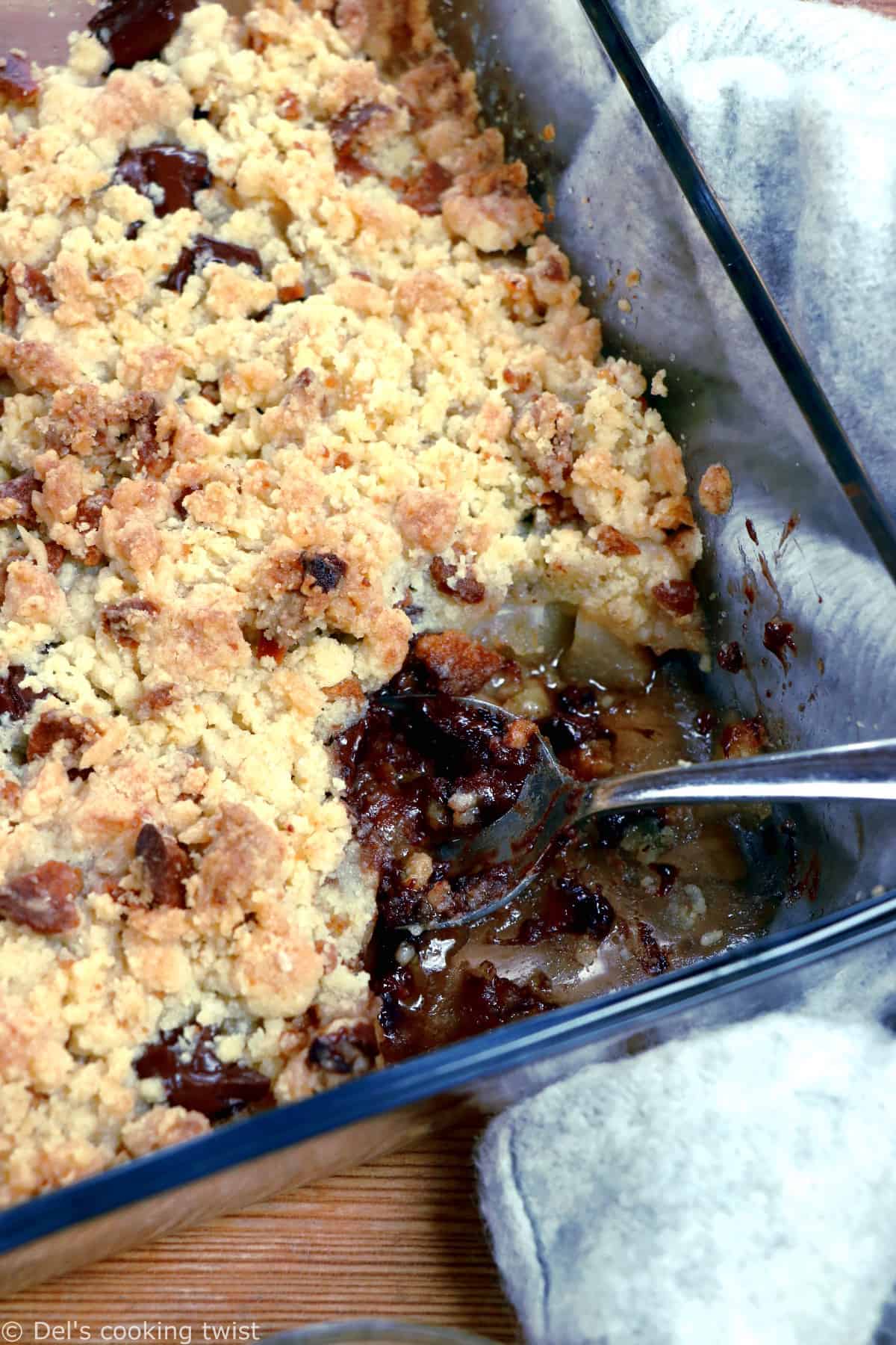 Ce crumble express poires chocolat figure en tête de mes desserts préférés. Avec juste quelques ingrédients de base, cette recette ultra-simple fonctionne à tous les coups et garantit un vrai moment de gourmandise.