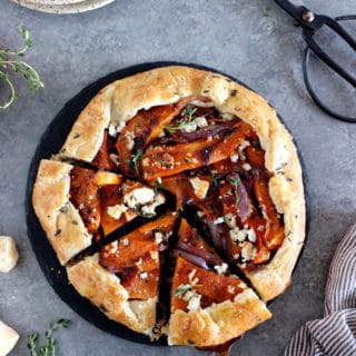 Dans cette galette de courge butternut au parmesan, on y retrouve des oignons caramélisés, de la feta, des tranches de courge butternut rôties au four avec du thym, recouverts d'une pâte à tarte au parmesan croustillante à souhait.