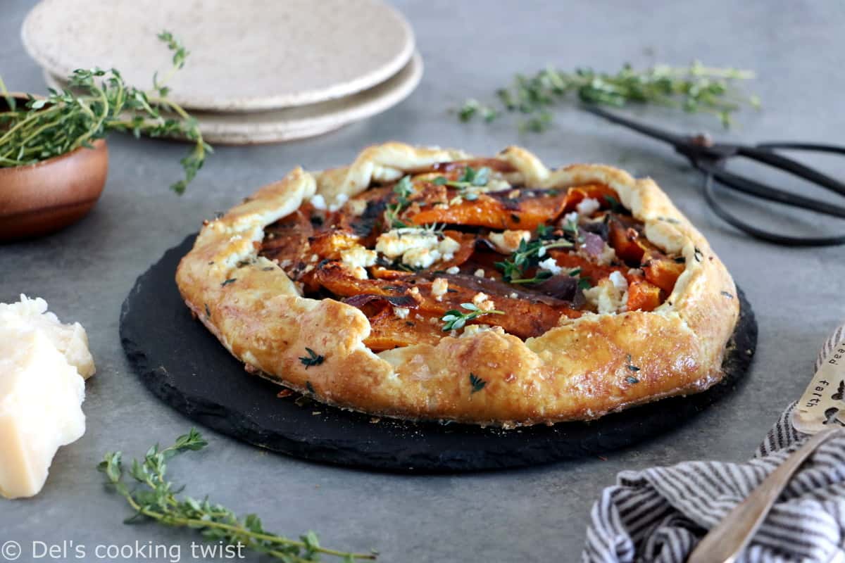 Dans cette galette de courge butternut au parmesan, on y retrouve des oignons caramélisés, de la feta, des tranches de courge butternut rôties au four avec du thym, recouverts d'une pâte à tarte au parmesan croustillante à souhait.