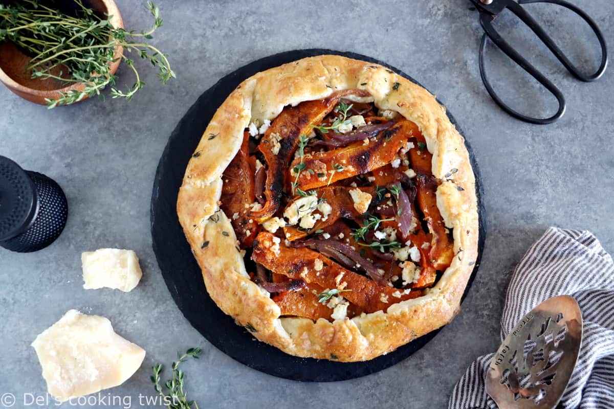 Dans cette galette de courge butternut au parmesan, on y retrouve des oignons caramélisés, de la feta, des tranches de courge butternut rôties au four avec du thym, recouverts d'une pâte à tarte au parmesan croustillante à souhait.